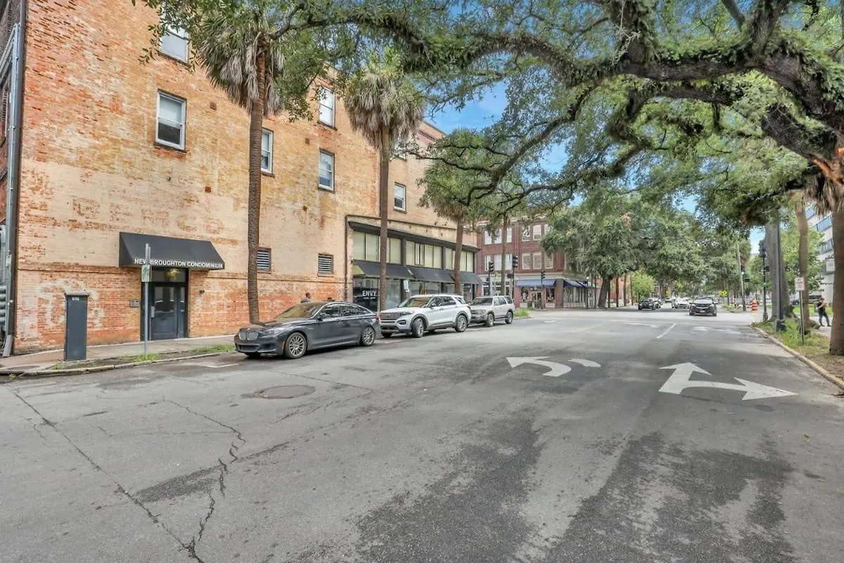 Lush Savannah Loft - Near Plant Riverside District