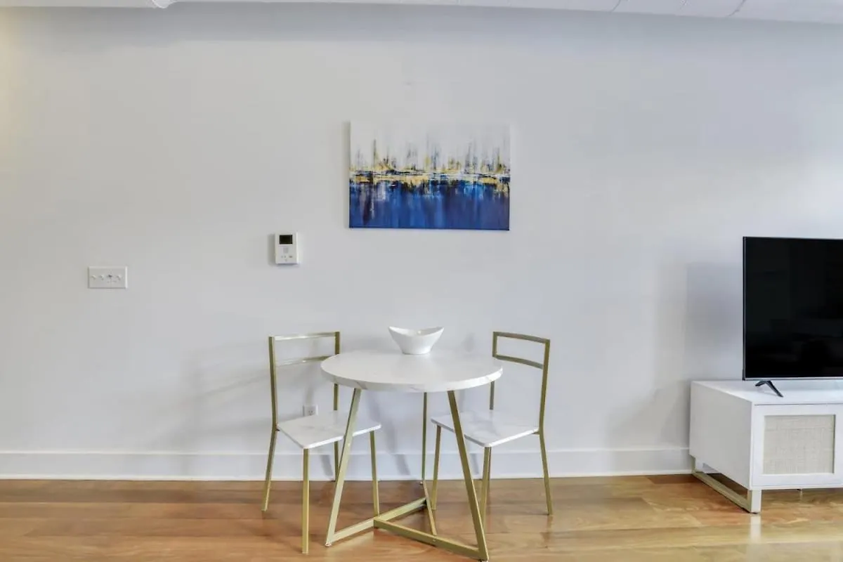 Lush Savannah Loft - Near Plant Riverside District Διαμέρισμα